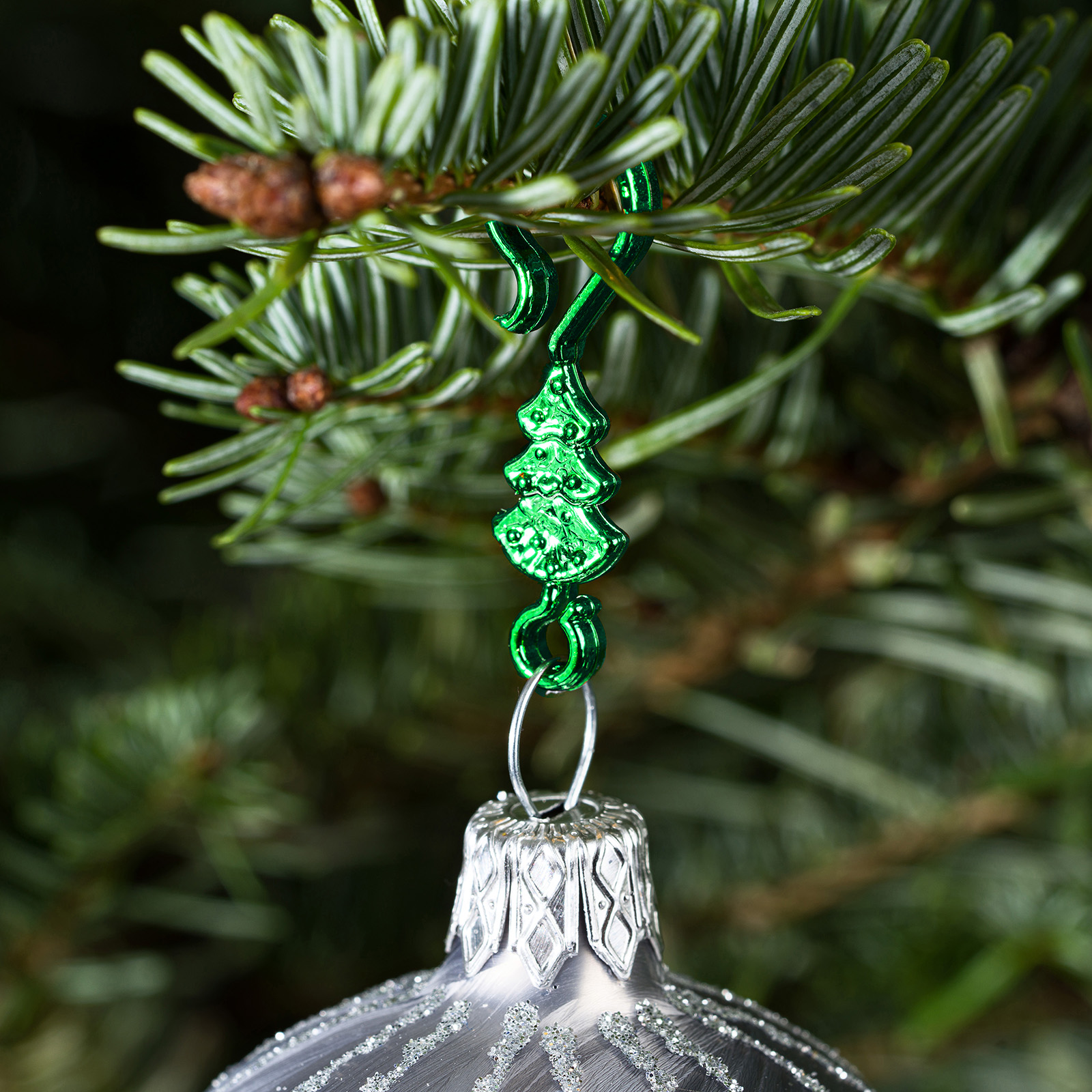 60 Stück Weihnachtskugeln Haken „Metallic Grüner Tannenbaum“ Aufhänger